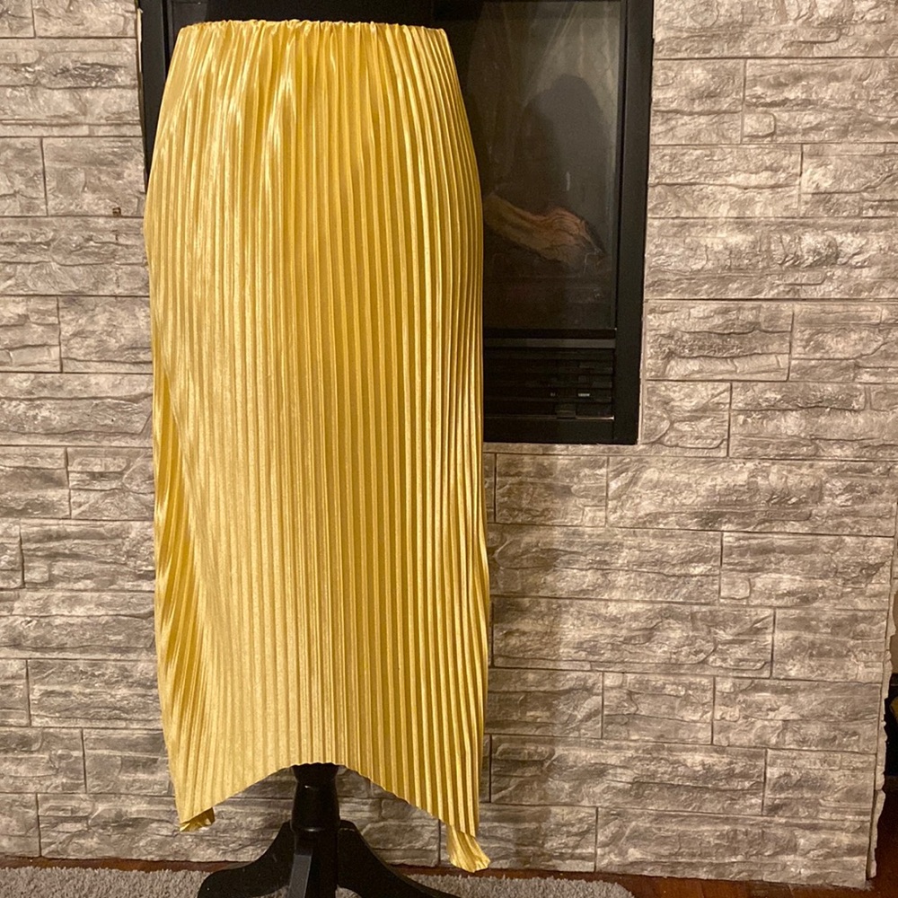 Zara Pleated V-cut Neon Knee length skirt Size Medium